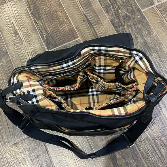 Burberry diaper bag. Black nylon with signature Burberry print inside - Picture 4 of 9